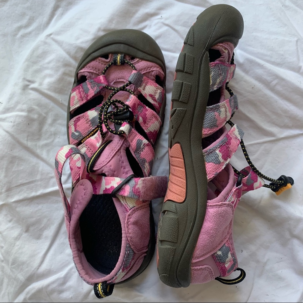 💗pink camo keen hiking sandals💗